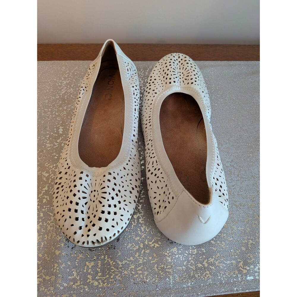 Vionic Robyn Ballet Flats Womens 8 Perforated White Leather Arch Support Comfort